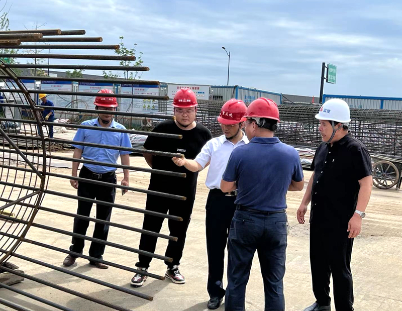 金寨縣委副書記、縣長張澗到史河（金寨段）防洪提升工程-7#防汛大橋項目檢查指導(dǎo)工作3