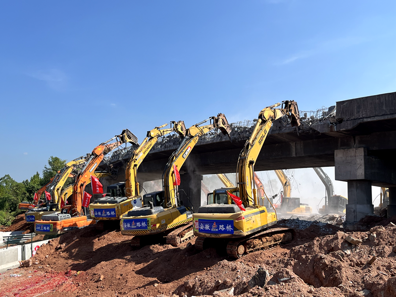 歷時(shí)17小時(shí)，上饒東樞紐互通項(xiàng)目橋梁拆除圓滿完成1