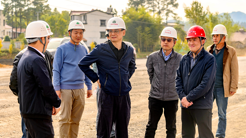 安徽交控集團(tuán)副總經(jīng)理、建設(shè)公司董事長(zhǎng)王宏祥到宣涇高速一期03標(biāo)調(diào)研指導(dǎo)工作1